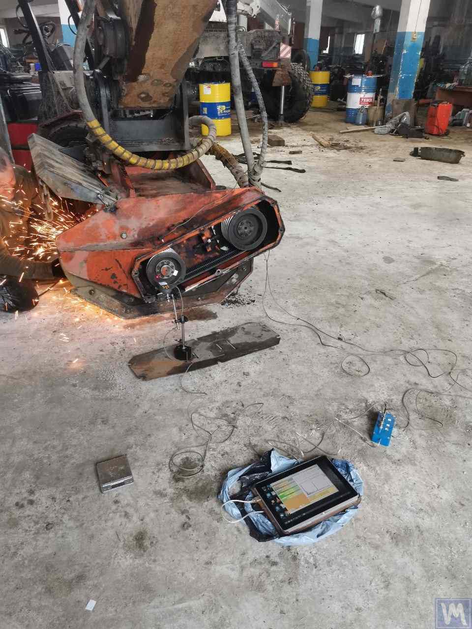 Echilibrarea unui rotor de mulcer forestier pe un stand specializat cu senzori