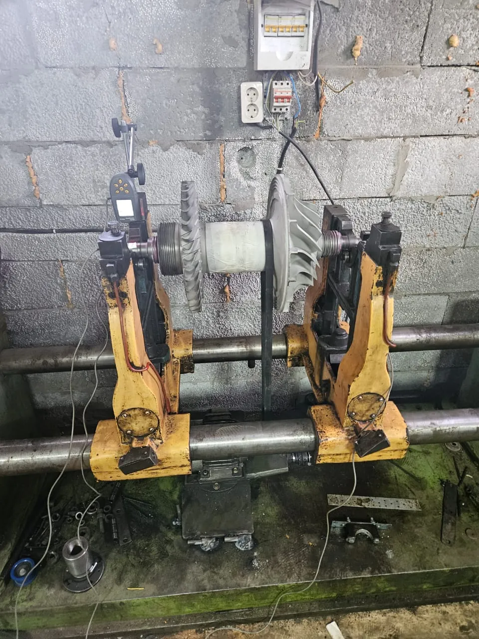 Stand de echilibrat modernizat cu Balanset-1A OEM lucrând la un rotor.