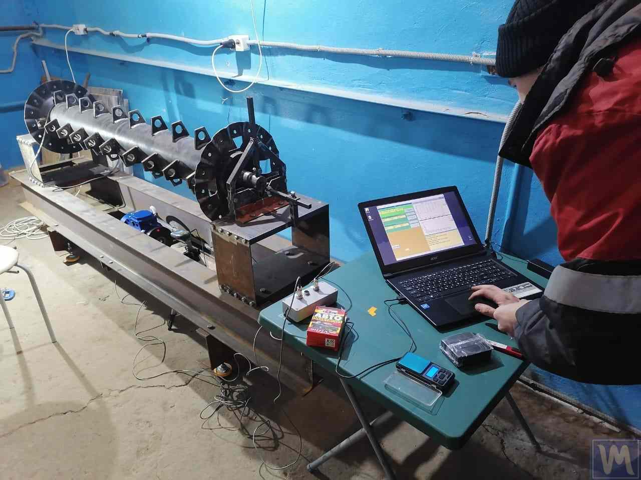O mașină de echilibrat mai veche, modernizată cu sistemul de măsurare modern Balanset-1A OEM.