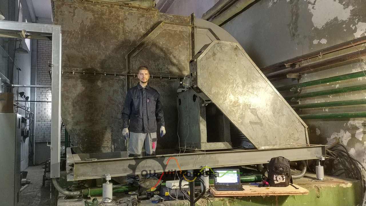 Inginer efectuând echilibrarea în teren a unui ventilator industrial folosind echipament portabil