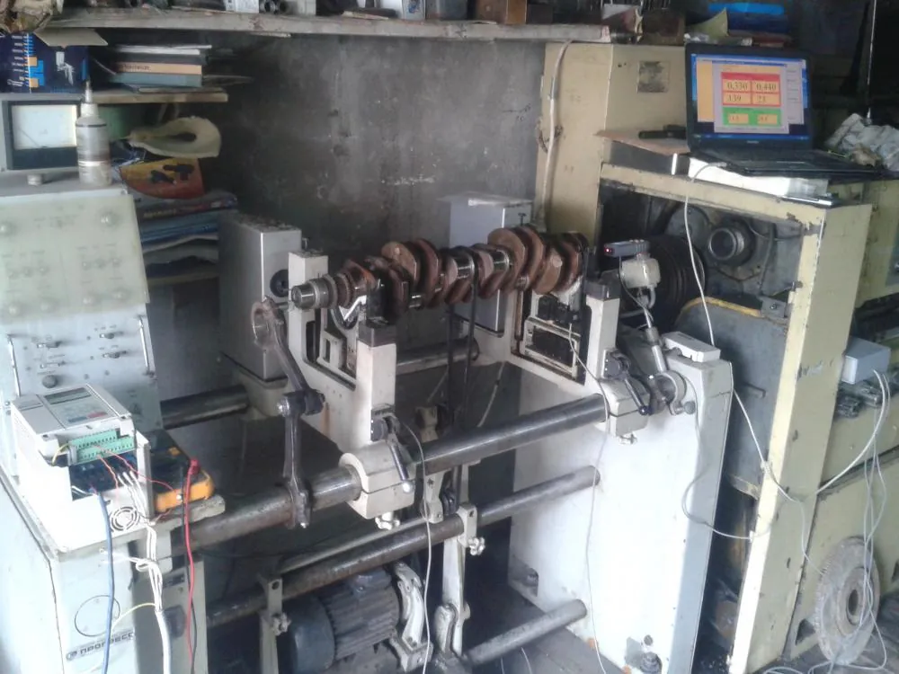 Prim-plan al integrării Balanset-1A OEM în panoul de control al unui stand de echilibrat vechi.